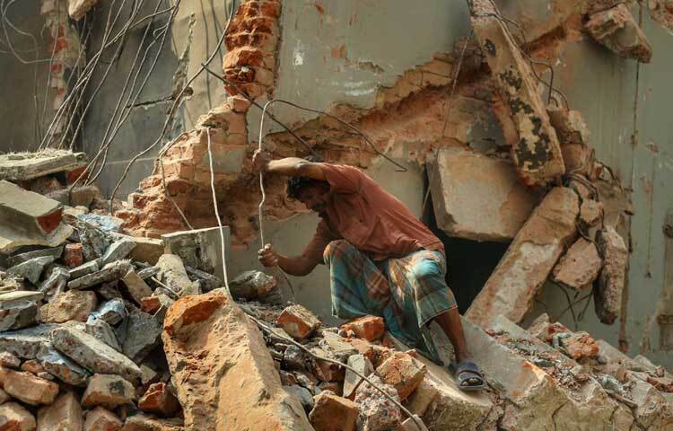 কেউ কেউ হাতুড়ি-শাবল দিয়ে ভাঙার কাজ পরিচালনা করছেন আবার কেউ কেউ দাঁড়িয়ে দেখছেন।