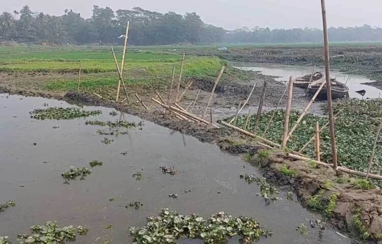 ফরিদগঞ্জ উপজেলার ৫নম্বর গুপ্টি পূর্ব ইউনিয়নের গল্লাক বাজারের পূর্ব পাশে ব্রিজের দক্ষিণে বাঁধ নির্মাণ করে মাছ শিকার করায় এক পাশে পানি থাকলেও অপর পাশে নেই পানি।
