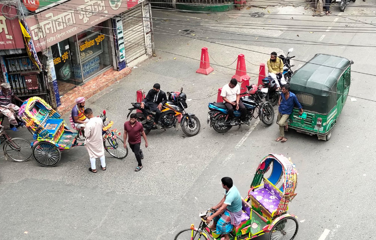 পাঠাও, উবারের বাইকচালকরা যাত্রীর আশায় অলস সময় পাড় করছে।