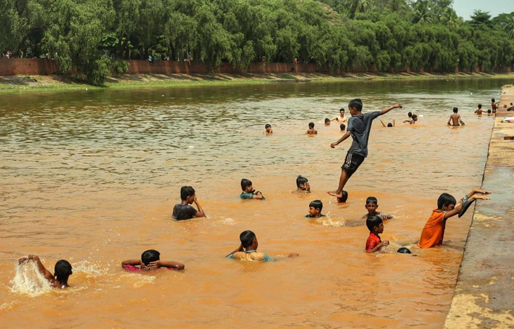 কখনো ডুব, কখনো সাঁতার, কখনো একে অপরের দিকে পানি ছুড়ে দেওয়া; সব মিলিয়ে পুকুরঘাট যেন রঙিন খুশির মেলা।