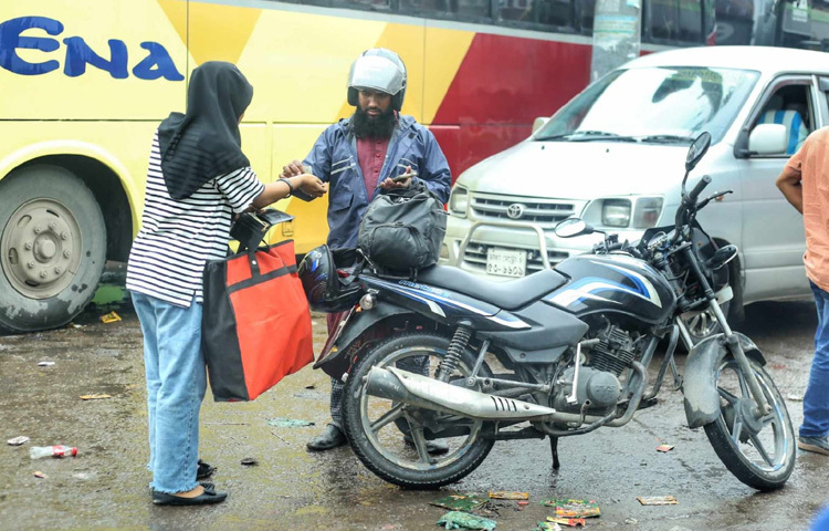 এই শহরে মানুষ আসে স্বপ্ন নিয়ে। কাজ করে, জীবন গড়ে তোলে। কিন্তু কোনো উৎসব বা ছুটির দিনে সেই মানুষগুলো ছুটে চলে ফেলে আসা শিকড়ের দিকে। গ্রামে পড়ে থাকা মা-বাবার মুখ, ছোটবেলার আঙিনা কিংবা ঈদের সেমাইয়ের ঘ্রাণ টেনে আনে সবাইকে। তাইতো শত কষ্ট সয়ে হাজার মানুষ বাসস্ট্যান্ডে এসে দাঁড়ায়, শুধু একটি টিকিটের আশায়।