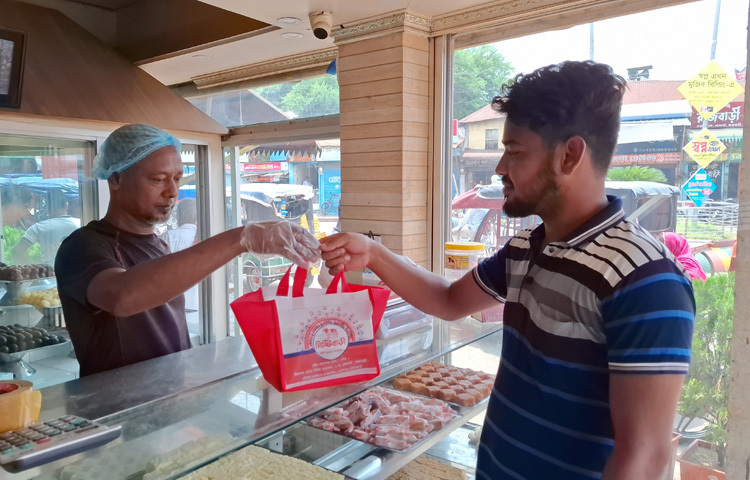 রাজবাড়ীর শহরে রয়েছে বেশ কিছু বিখ্যাত মিষ্টির দোকান ভাদু সাহা, শংকর সাহা, মিষ্টিবাড়ী, হোসেন মিষ্টান্ন ভাণ্ডার। প্রতিদিন এখান থেকে বিক্রি হয় মন মাতানো স্বাদের হাজারো মিষ্টি। যারা একবার খেয়েছেন, তারা জানেন রাজবাড়ীর মিষ্টি শুধু মিষ্টি নয়, এক আবেগ ও ঐতিহ্য।