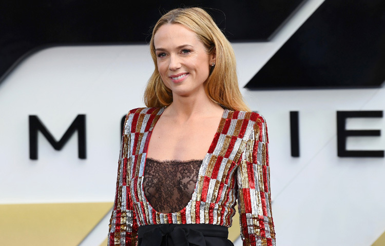 এছাড়া কেরি কনডন অভিনয় করেছেন টেকনিক্যাল ডিরেক্টর ‘কেট’ এর ভূমিকায়, যিনি শুধু প্রযুক্তিগতভাবে নয়, আবেগগত দিক থেকেও সানির পাশে থাকেন।