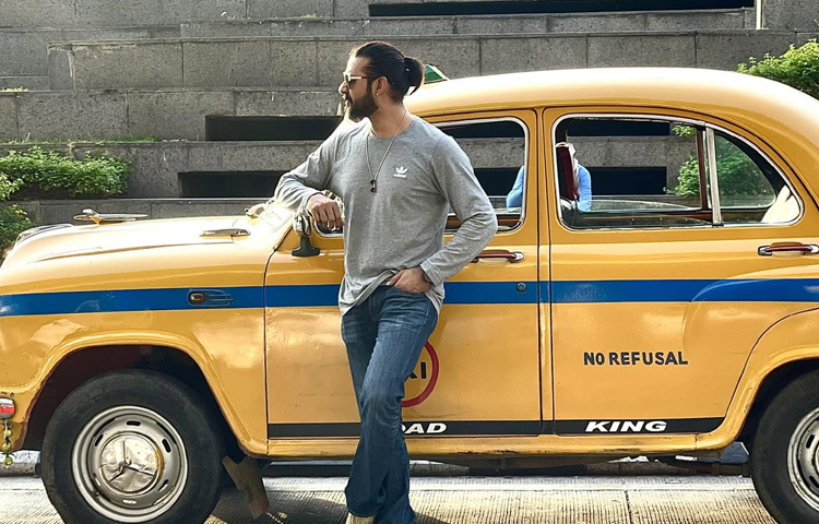 গুণী এই অভিনেতা কাজ ও পারিবারিক জীবনের ভারসাম্য রক্ষা করেন নিপুণভাবে।