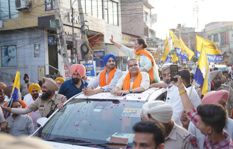 ক্রিকেট ব্যাট ঝুলিয়ে ২০২২ এ আম আদমি পার্টি তাকে মনোনীত করে রাজ্যসভায় পাঠায়; প্রথম দিনেই পাগড়ি পরা এই তারকা পাঞ্জাবি ভাষায় শপথ নেন। এরপর জানালেন, রাজ্যসভা থেকে পাওয়া সমস্ত বেতন কৃষক কন্যাদের শিক্ষায় দান করবেন।