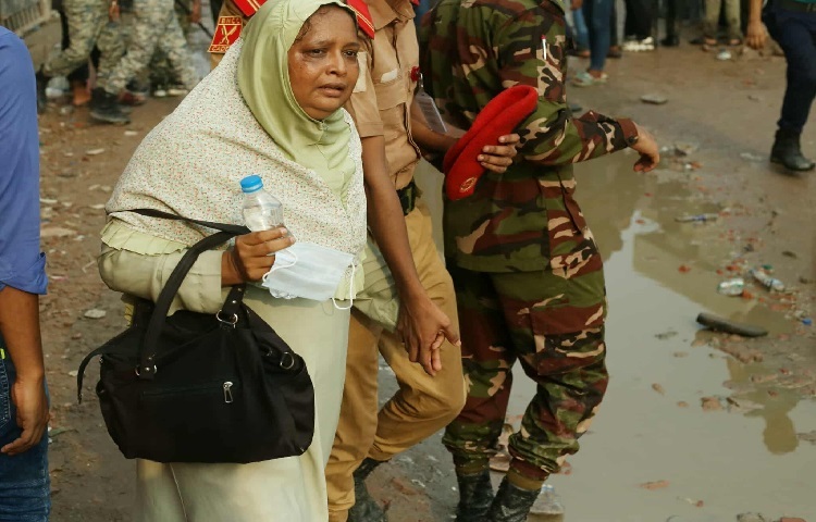 তার মধ্যেই কিছৃু দৃশ্য হৃদয়ে গেঁথে থাকে স্কুল ইউনিফর্ম পরা একটি ছোট্ট ছেলেকে খুঁজছেন কান্নাভেজা মুখের এক মা। কাঁপা কণ্ঠে শুধু বলছেন, ‌‌ওই তো স্কুলেই ছিল, একা একা তো যেত না কোথাও…
