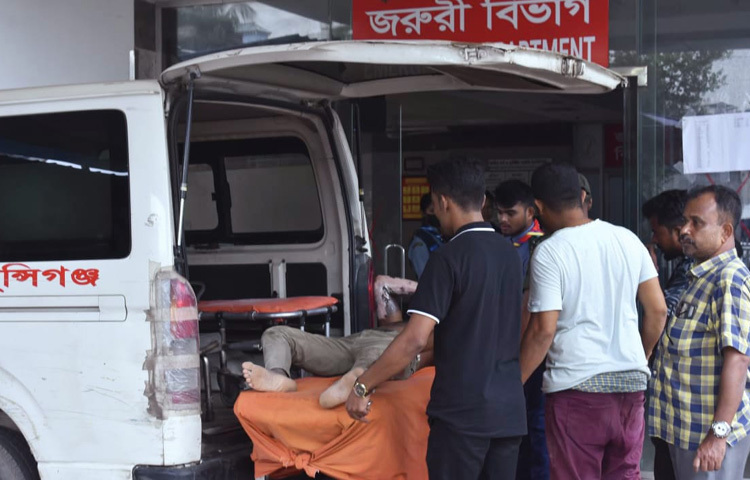 বার্ন ও প্লাস্টিক সার্জারি ইনস্টিটিউটে মোট ৫৬ জন দগ্ধ রোগী ভর্তি হয়েছেন। এদের মধ্যে মৃত্যু হয়েছে ১৭ জনের। একজনকে মানসিক স্বাস্থ্য ইনস্টিটিউটে পাঠানো এবং দুইজনকে ছাড়পত্র দেওয়া হয়েছে। দুপুর ১২টার দিকে জাতীয় বার্ন ও প্লাস্টিক সার্জারি ইনস্টিটিউটের আবাসিক চিকিৎসক ডা. শাওন বিন রহমান এ তথ্য জানান।