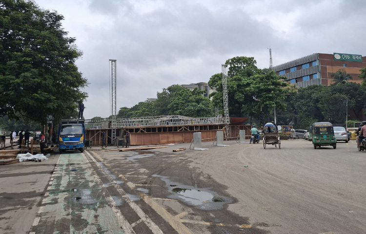 মানিক মিয়া অ্যাভিনিউয়ের পশ্চিম পাশে মূল সড়কে মঞ্চ তৈরি করায় সড়কে ডাইভারশন দেওয়া হয়েছে।