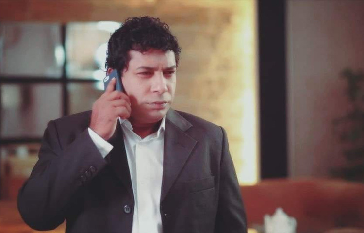 মোশাররফ করিমের শৈশব কেটেছে বরিশালে, মঞ্চনাটকে হাতেখড়ি। ঢাকা বিশ্ববিদ্যালয়ের নাট্যদলের সঙ্গে কাজ করে ধীরে ধীরে ছোটপর্দায় যাত্রা শুরু। নিজের প্রতিভা, নিষ্ঠা আর নিরলস পরিশ্রমে তিনি হয়ে উঠেছেন দেশের সবচেয়ে জনপ্রিয় অভিনেতাদের একজন। কোনও গডফাদার নেই, বলয়ভিত্তিক রাজনীতি নেই-তবু তিনি আছেন, নির্দ্বিধায়, শক্ত ভরসায়।