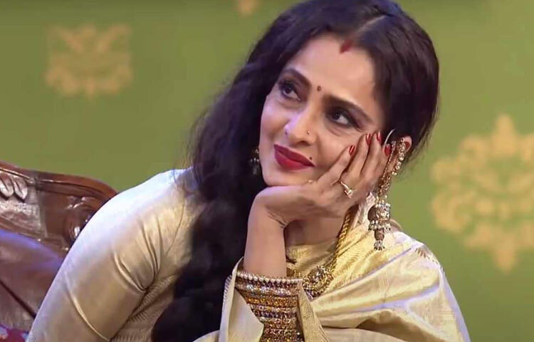 রেখা প্রমাণ করেছেন সৌন্দর্য মানে বয়স নয়, রুচি ও আত্মবিশ্বাস। তিনি ফ্যাশনকে কখনো অনুকরণ করেননি, বরং নিজের ভেতর থেকে তা সৃষ্টি করেছেন। তার প্রতিটি উপস্থিতি যেন বলে দেয়, ‘আমি সময়ের সঙ্গে বদলাইনি, সময়ই আমার সঙ্গে তাল মিলিয়েছে।’