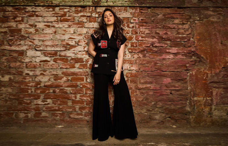 ইয়ামি একজন অভিনেত্রী হলেও তিনি একই সঙ্গে একজন দারুণ গৃহিণী, প্রকৃতিপ্রেমী ও শান্ত-স্বভাবের মানুষ। পরিচালক আদিত্য ধরকে বিয়ে করার পর তার জীবন যেন আরও বেশি পরিপূর্ণ হয়ে উঠেছে। পাহাড়ে ফিরে যাওয়া, বাগান করা, পরিবার নিয়ে সময় কাটানো-এই সহজ জীবনযাপন তাকে আরও প্রাকৃতিক করে তোলে। বলিউডে যেখানে ‘স্টারডম’ মানেই উন্মাদনা, সেখানে ইয়ামি দেখিয়েছেন সরলতা দিয়েও জনপ্রিয় হওয়া যায়।