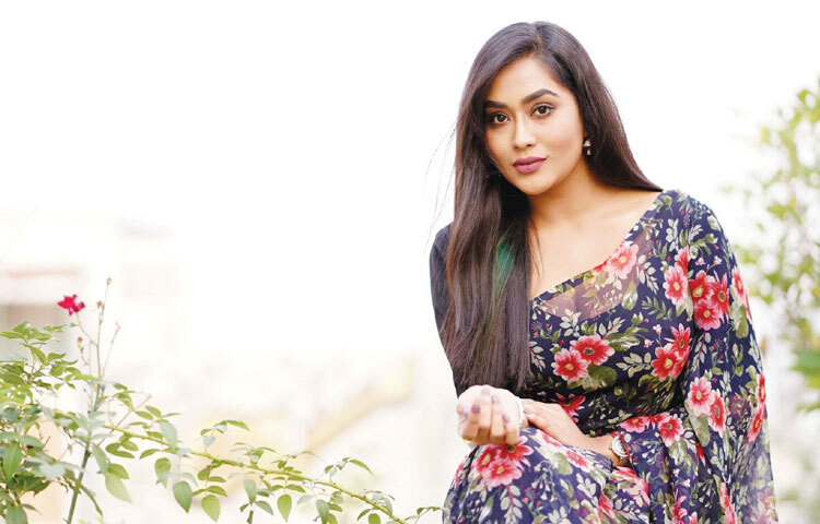 ক্যামেরার সামনে ব্যক্তিজীবন নিয়ে কথা বলতে পছন্দ করেন না এই অভিনেত্রী। তিনি পরিবার, কাজ আর নিজের মানসিক প্রশান্তিকেই সব সময় গুরুত্ব দেন। একইসঙ্গে তিনি বিশ্বাস করেন, একজন অভিনেত্রী হিসেবে সমাজ, সম্পর্ক আর মানুষের ভেতরের গল্পগুলোকে বোঝা খুব জরুরি-যা তার চরিত্র বিশ্লেষণে সাহায্য করে।