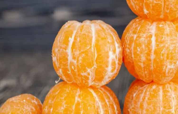 সব ভালো জিনিসের মতো কমলাও অতিরিক্ত খেলে সমস্যা হতে পারে। যেমন- বেশি কমলা খেলে অ্যাসিডিটির সমস্যা বাড়তে পারে, দাঁতের এনামেল ক্ষয় হতে পারে। যাদের গ্যাস্ট্রিক বা আলসারের সমস্যা আছে, তাদের ক্ষেত্রে অস্বস্তি হতে পারে।