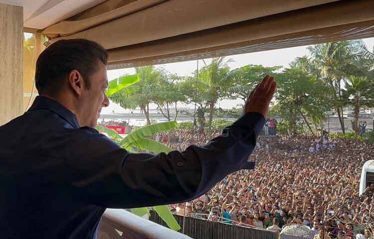 দুই দশকের বেশি সময় ধরে ক্যামেরার সামনে থেকেও সালমান খান নিজেকে পুরোপুরি বদলে ফেলেননি। ট্রেন্ড বদলেছে, গল্পের ধরন পাল্টেছে, কিন্তু তার মূল সত্তা ‘সরাসরি কথা বলা, আবেগকে লুকিয়ে না রাখা’ অটুট আছে।