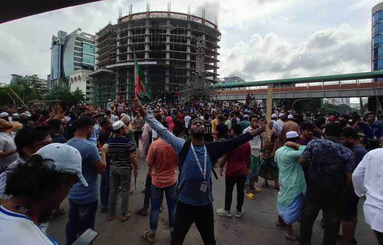 এখন চারদিকে শুধু জয়ধ্বনি। ছবি: মাহবুব আলম