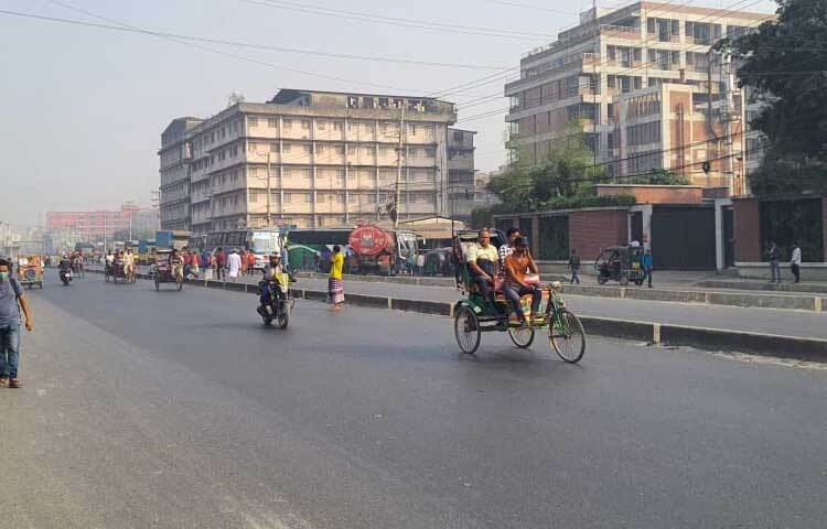 এতে অফিসগামী এবং স্কুল-কলেজগামী শিক্ষার্থীরা পড়েন চরম বিপাকে।