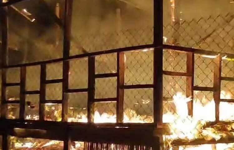 ১৪ জানুয়ারি দিনগত রাত আড়াইটার দিকে সেন্টমার্টিন দ্বীপের ৭ নম্বর ওয়ার্ডের গলাচিপায় এ আগুন লাগে।