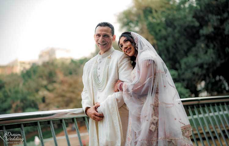 এর আগে ২৯ ডিসেম্বর ধানমন্ডিতে নিজের ফিটনেস সেন্টারে হাস্যোজ্জ্বল ভঙ্গিতে হাঁটু গেড়ে বসে সেই সেন্টারের ট্রেইনার শাহনাজ পারভীন শিমুর হাতে আংটি পরিয়ে বাগদান করেন সোহেল তাজ।