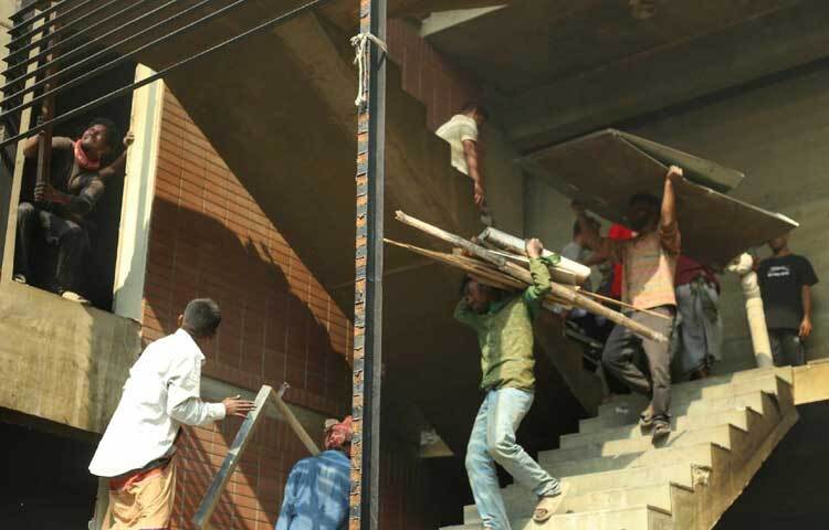 কেউ কেউ বাড়ির রড, লোহা লস্কর নিতে ব্যস্ত।