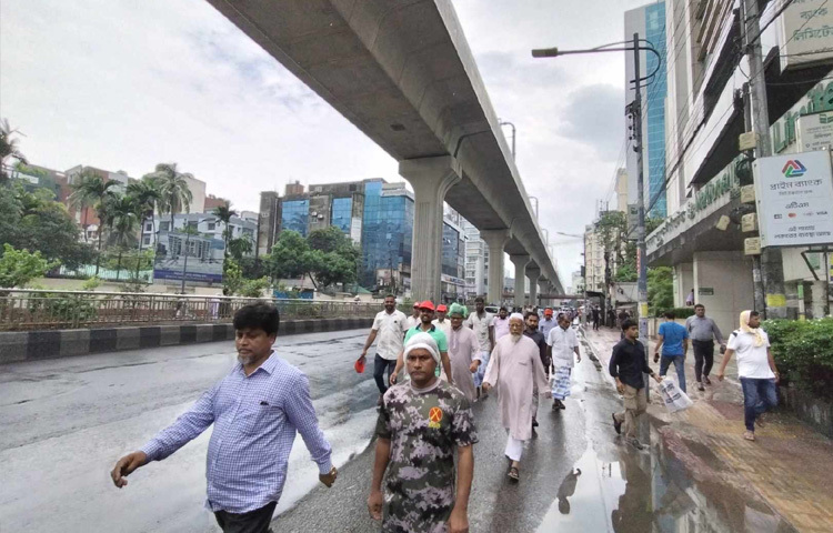 অনেকে বাধ্য হয়ে হেঁটেই গন্তব্যে যাচ্ছেন।