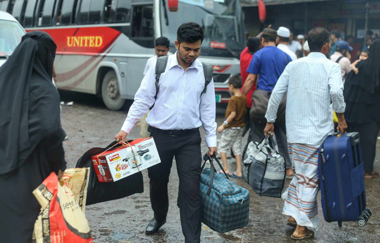 শহর যতই আলোয় ঝলমলে হোক না কেন, ঈদের সময় মানুষ ফিরে যেতে চায় নিজের চিরচেনা ছোট্ট গ্রামে। আর মহাখালী বাসস্ট্যান্ড হয় সেই যাত্রার প্রথম ধাপ। এই অপেক্ষা কষ্টের, এই পথ দীর্ঘ; তবু এই পথই সবচেয়ে প্রিয়, সবচেয়ে আপন কারণ এর শেষ প্রান্তে আছে একটাই শব্দ ‘বাড়ি’।