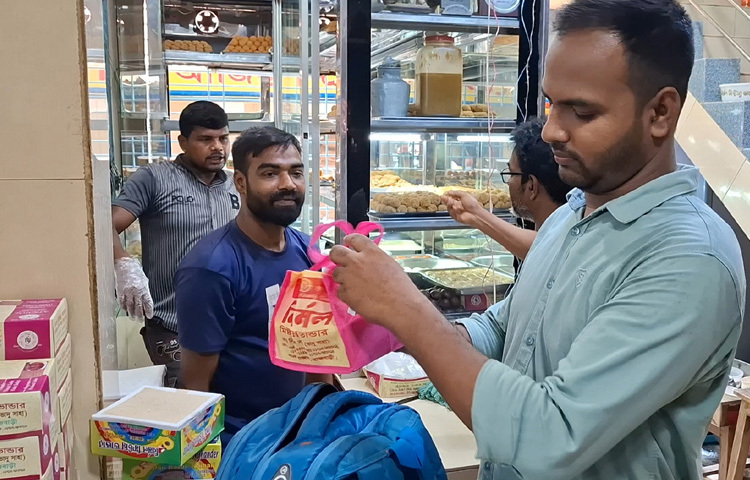 দোকানে দোকানে দীর্ঘ লাইন, মুখে একটাই কথা ‘ক্ষীর চমচম আছে?’ এমন দৃশ্য রাজবাড়ীবাসীর কাছে নতুন কিছু নয়।