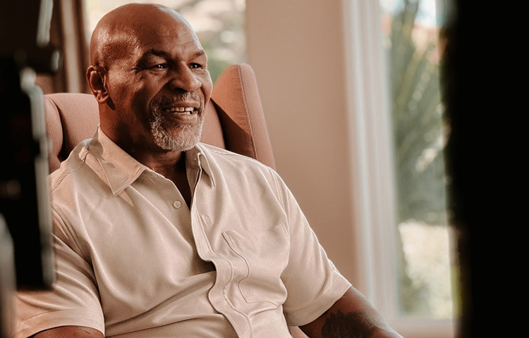 তারপরও বিতর্ক পিছু ছাড়েনি। ১৯৯৭ সালে এভান্ডার হোলিফিল্ডের সঙ্গে লড়াই চলাকালীন তিনি প্রতিপক্ষের কান কামড়ে দেন, যা পুরো বিশ্বকে হতবাক করে দেয়। তার এই আচরণ তার জনপ্রিয়তা ও ক্যারিয়ার দুটোকেই প্রশ্নবিদ্ধ করে তোলে।