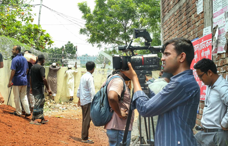 স্কুল কোনো সময়ই শুধু ভবনের নাম নয়, তা একটি আবেগ, একটি নির্ভরতার জায়গা। সেই নির্ভরতা যখন প্রশ্নবিদ্ধ হয়, তখন চারপাশে জন্ম নেয় কেবল প্রশ্ন আর কৌতূহল।