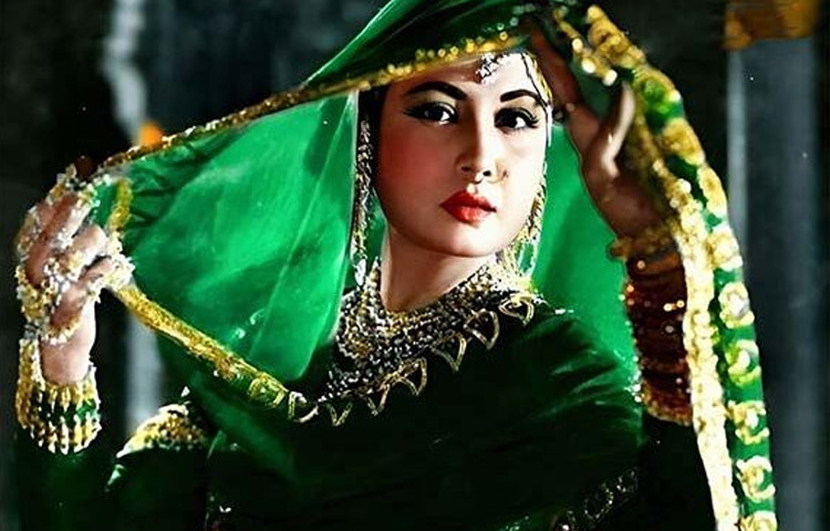 মীনা কুমারীর মৃত্যু হয়েছে বহু বছর আগেই, কিন্তু তিনি রয়ে গেছেন আমাদের হৃদয়ে। তার চোখের ভাষা, কবিতা, চরিত্রের গভীরতা আজও কাঁদায়, ভাবায়, ভালোবাসায় ভরিয়ে দেয়। তিনি যেন ভালোবাসার সেই প্রতীক, যে ভালোবাসা পূর্ণ না হলেও অমর হয়।