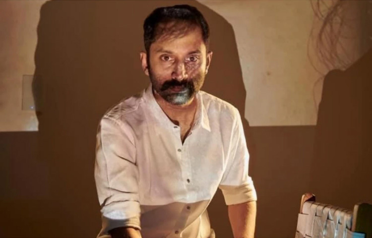 চমৎকার এক পরিবারে জন্ম নেওয়া ফাহাদ ফাসিল তার বাবা পরিচালক ফাজিলের পরিচিতি কখনোই ব্যবহার করেননি ‘গডফাদার’ হিসেবে। বরং নিজের পথ নিজেই নির্মাণ করেছেন। ব্যক্তিজীবনে তিনি সংযত, মিডিয়ার ঝলকানিতে না থাকা একজন শিল্পী। অভিনয়ই তার ধ্যান, তার জীবন। স্ত্রী অভিনেত্রী নাজরিয়া নাজিমের সঙ্গে তার সম্পর্কও তাই মিডিয়া-সেন্সেশন নয়, বরং এক প্রেরণামূলক দৃষ্টান্ত-ভালোবাসা, বন্ধুত্ব আর সম্মানের এক ভারসাম্য।