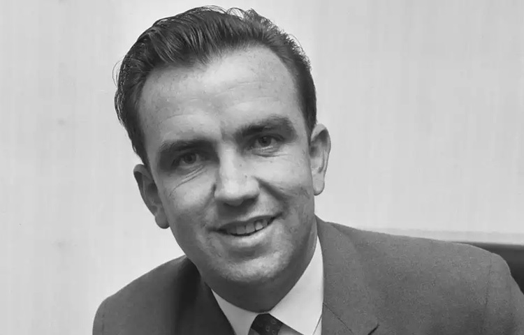 ১৯৩৬ সালের ৩ ফেব্রুয়ারি অস্ট্রেলিয়ার সিডনিতে তার জন্ম। ছোটবেলা থেকেই খেলাধুলার প্রতি তার ঝোঁক ছিল প্রবল। তবে ক্রিকেটেই তিনি খুঁজে পেয়েছিলেন নিজের আত্মপরিচয়। হাতে ব্যাট তুলে নেওয়ার পর খুব দ্রুতই বয়সভিত্তিক দলে নজর কাড়েন তিনি। নিখুঁত টেকনিক আর ধৈর্যের সঙ্গে ইনিংস গড়ে তোলার ক্ষমতা তাকে আলাদা করে তুলেছিল।