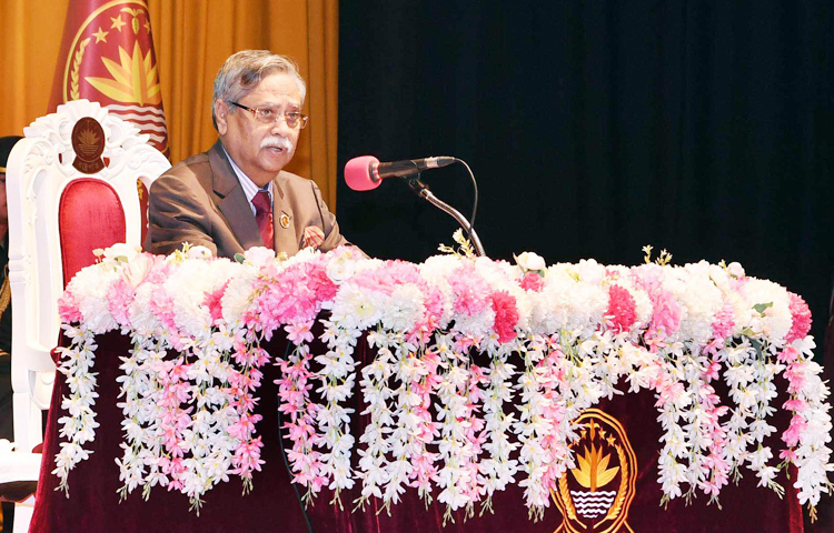 রাষ্ট্রপতি মো. সাহাবুদ্দিন আজ বঙ্গভবনে ন্যাশনাল ডিফেন্স কোর্স এবং আর্মড ফোর্সেস ওয়ার কোর্সে অংশগ্রহণকারী কর্মকর্তাদের উদ্দেশ্যে বক্তৃতা করেন। ছবি: পিআইডি