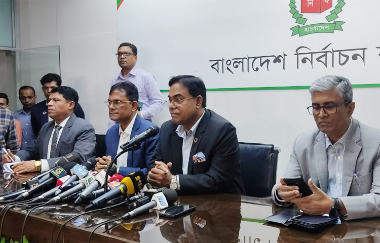 নির্বাচন কমিশন (ইসি) সচিব মো. জাহাংগীর আলম বলেছেন, ‘৩০ নভেম্বর বিকেল ৪টায় দ্বাদশ জাতীয় সংসদ নির্বাচনের মনোনয়নপত্র দাখিলের সময় শেষ হয়েছে। তফসিল পুনর্নির্ধারণের কোনো সুযোগ নেই।’ আজ আগারগাঁওয়ে নির্বাচন কমিশন ভবনের মিডিয়া সেন্টারে আয়োজিত সংবাদ সম্মলনে তিনি এ কথা বলেন। ছবি: জাগো নিউজ