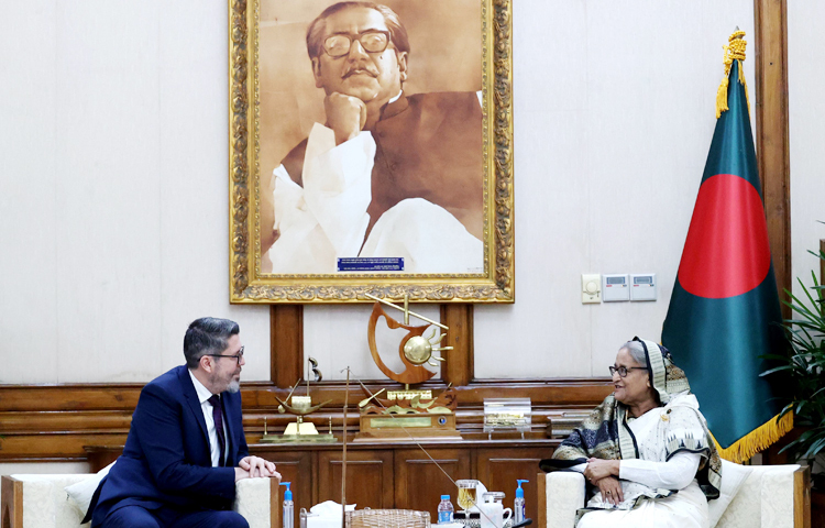 প্রধানমন্ত্রী শেখ হাসিনা বলেছেন, বাংলাদেশ ও কসোভো পারষ্পরিক স্বার্থে দ্বিপাক্ষিক বাণিজ্য বাড়াতে পারে। তিনি বলেন, দ্বিপাক্ষিক বাণিজ্যের পরিমাণ বাড়ানোর যথেষ্ট সুযোগ রয়েছে এবং কসোভো সাশ্রয়ীমূল্যে উন্নতমানের তৈরি পোশাক এবং ওষুধ বাংলাদেশ থেকে আমদানি করে ব্যাপকভাবে উপকৃত হতে পারে। আজ গণভবনে বাংলাদেশে নিযুক্ত কসোভোর রাষ্ট্রদূত গুনার উরেয়া প্রধানমন্ত্রী শেখ হাসিনার সঙ্গে বিদায়ী সাক্ষাৎ করতে গেলে তিনি এ কথা বলেন। ছবি- সংগৃহীত