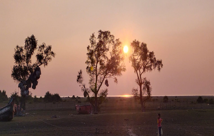 সাহেরখালী ইউনিয়নের ডোমখালী থেকে গজারিয়া পর্যন্ত এতে বাঁধ ঘেঁষে জেগে ওঠা চর ও বঙ্গোপসাগরের মোহনায় বিশাল এলাকা এখন পর্যটন স্পটে পরিণত হয়েছে। প্রায় চার কিলোমিটার এলাকাজুড়ে দৃষ্টিনন্দন সাগরপাড়ে মানুষের আনাগোনা চোখে পড়ার মতো।  ছবি: এম মাঈন উদ্দিন