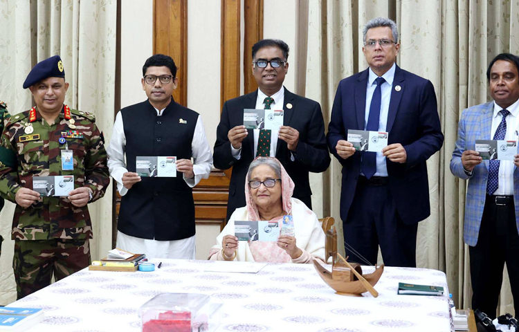 জাতির পিতা বঙ্গবন্ধু শেখ মুজিবুর রহমানের ঐতিহাসিক স্বদেশ প্রত্যাবর্তন দিবস উপলক্ষে আজ গণভবনে স্মারক ডাকটিকিট, উদ্বোধনী খাম এবং ডাটা কার্ড অবমুক্ত করেছেন প্রধানমন্ত্রী শেখ হাসিনা। ছবি: পিআইডি