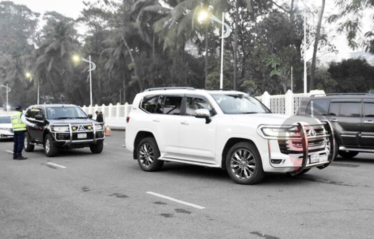 নতুন সরকারের শপথ নিতে বঙ্গভবনে এসেছেন মন্ত্রী-প্রতিমন্ত্রীরা। মন্ত্রিপরিষদ বিভাগ থেকে পাঠানো গাড়িতে করে তারা শপথ নিতে আসেন। আজ বিকেল সাড়ে ৫টা থেকে বঙ্গভবনে প্রবেশ করতে শুরু করেন তারা। ছবি: দিপ্লব দিক্ষিৎ