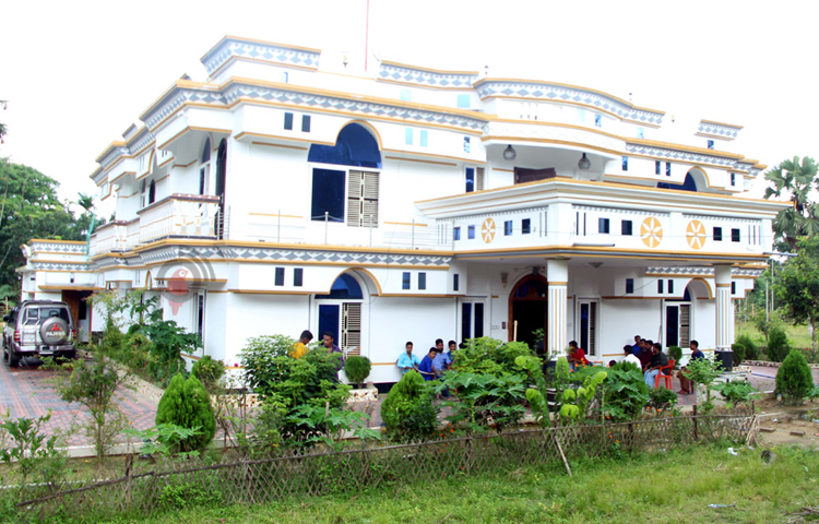 এর মধ্যে গাঁদা, গোলাপ, ডালিয়া, চন্দ্রমল্লিকা, কারনেশন, ন্যাস্টারশিয়াম, প্যানজি, পিটুনিয়া, ভারবেনা, ক্যামেলিয়া, স্যালভিয়া, জারবেরা, এজালিয়া, কাঞ্চন (সাদা), জবা, কামিনী, অলকানন্দা বা অ্যালামন্ডা, জয়তী বা জ্যাট্রোফা, হাজারপুটিয়া, নয়নতারাসহ অর্ধ শতাধিক প্রজাতির ফুলের চারা লাগান।  ছবি: এম মাঈন উদ্দিন