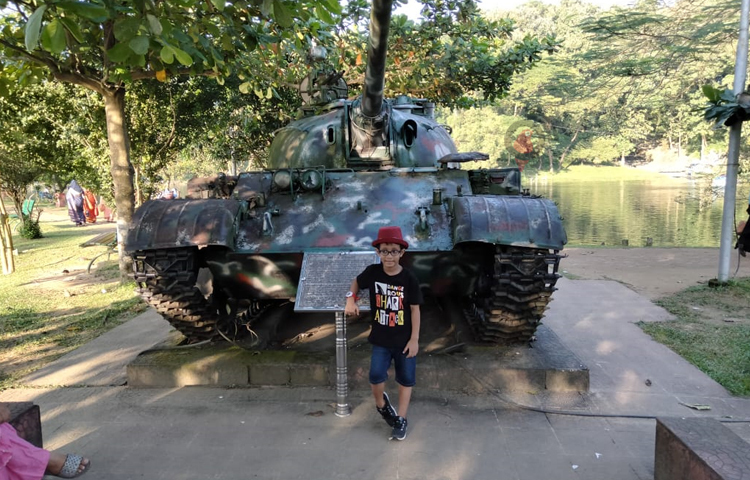 জানা গেছে, সীতাকুন্ড উপজেলার ভাটিয়ারি ঢাকা-চট্টগ্রাম মহাসড়ক বাস স্টপেজ থেকে পাহাড় ছেদ করে হাটহাজারীর দিকে চলে গেছে ১১ কিলোমিটার রাস্তা, যার নাম হাটহাজারী সংযোগ সড়ক। পাহাড়ি এ রাস্তাটি দেখে মনে হবে, পার্বত্য অঞ্চলের পাহাড় ফুঁড়ে আঁকাবাঁকা, উঁচু-নিচু মসৃণ রাস্তা পেরিয়ে দু’পাশের অভূতপূর্ব এক স্মৃতি নিয়ে ছুটে চলেছি কোনো এক রোমাঞ্চকর গন্তব্যে। ছবি: এম মাঈন উদ্দিন