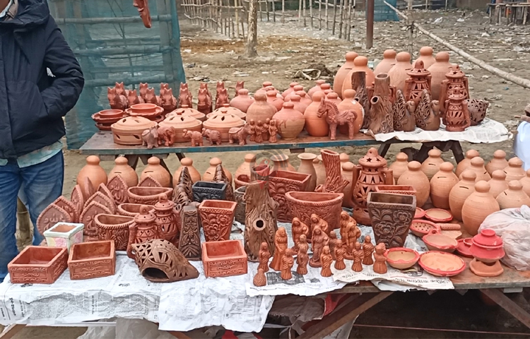 এছাড়াও মেলায় মাছের পাশাপাশি সবজি, মিষ্টি, খেলনা নিয়ে বসেছেন অন্যান্য দোকানীরা। ক্রেতারা আসছেন দামদর করে মাছ কিনে বাড়ি ফিরছেন। ছোট শিশুরাও খেলনার দোকানে ভিড় জমাচ্ছে। ছবি: বিধান মজুমদার অনি