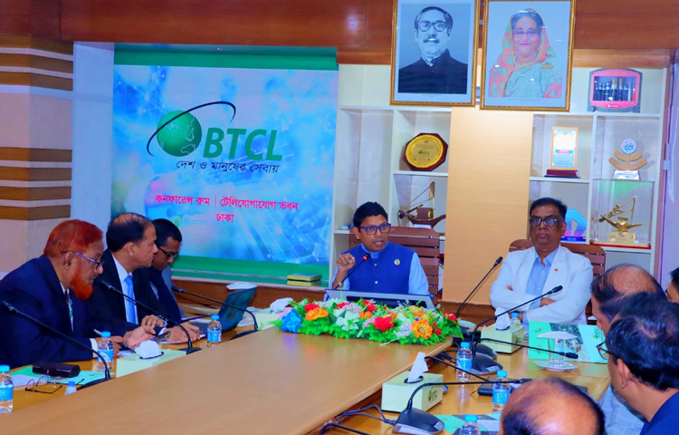 আজ সকালে বাংলাদেশ টেলিকমিউনিকেশন্স কোম্পানি লিমিটেডের (বিটিসিএল) কর্মকর্তাদের সঙ্গে মতবিনিময় সভায় ডাক, টেলিযোগাযোগ ও তথ্যপ্রযুক্তি প্রতিমন্ত্রী জুনাইদ আহমেদ পলক বলেছেন, কারও বিরুদ্ধে ঘুস-দুর্নীতিতে জড়ানোর অভিযোগ পেলে সংশোধনের কোনো সুযোগ দেওয়া হবে না। কঠোর শাস্তিমূলক ব্যবস্থা নেওয়া হবে। ছবি: হাসান আদিব