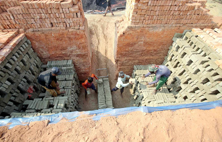 তবে এখন আর তার প্রয়োজন হয় না। শহরের আশপাশের এলাকায় গড়ে উঠেছে অনেক ইটের ভাটা। ছবি: বিপ্লব দীক্ষিত