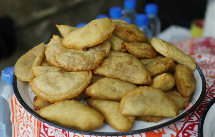 প্রায় প্রতিটি স্টলেই শোভা পাচ্ছে নারকেল ও ঝাল পুলি পিঠা। ছবি: মাহবুব আলম