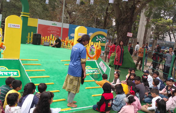 তিনি বলেন, প্রতিটি শিশুকে জন্মের পর থেকে শব্দের সঙ্গে পরিচিত করতে হবে। তাহলে শিশুরা ধীরে ধীরে পড়তে শিখবে। সিসিমপুর কোনো একটি ভাষার শব্দ নয়, সব ভাষার শব্দ, সিসিমপুর সারাবিশ্বের শব্দের সঙ্গে শিশুদের পরিচয় করাচ্ছে।  ছবি: রায়হান আহমেদ