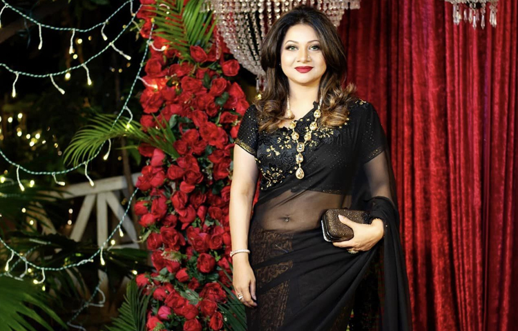 এখনো সমানতালে কাজ করে যাচ্ছেন এই গুণী শিল্পী। ব্যক্তিজীবনে দুই কন্যাসন্তানের মা। বড় মেয়ে আরিয়া আলতাফ দেশের বাইরে চিকিৎসাশাস্ত্রে অধ্যয়নরত। ছবি: আঁখি আলমগীরের ফেসবুক থেকে