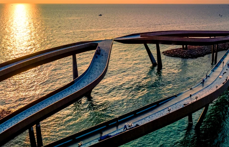 এ সেতুটিতে দম্পতিরা সূর্যাস্তের সঙ্গে একটি রোমান্টিক মুহূর্ত ভাগ করে নিতে পারবে। গত বছর সেতুটি উন্মোচন করা হয়। ছবি: সংগৃহীত