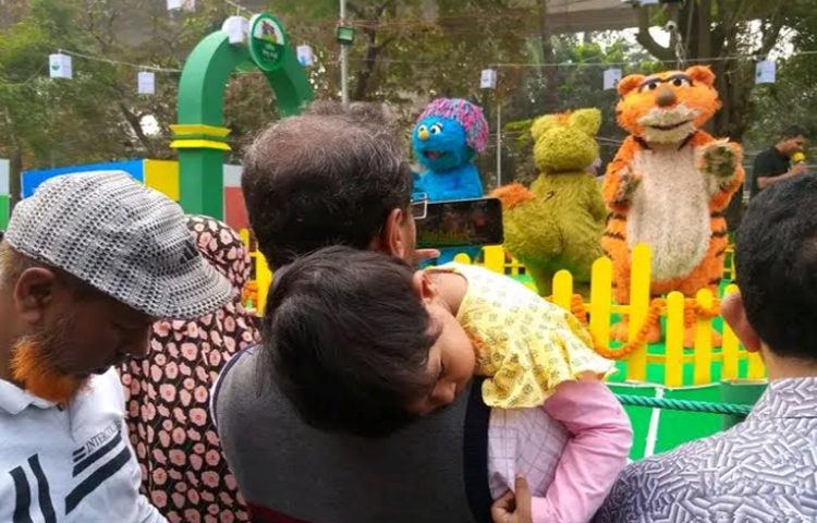 সেই সঙ্গে শেখানো হয় শিশুতোষ স্বাস্থ্য, শিক্ষা ও সচেতনতামূলক বিভিন্ন বিষয়। দিনে দিনে সিসিমপুর যেন হয়ে উঠেছে আমাদের পরিবারেরই অংশ। অনুষ্ঠানটির যাত্রা শুরু হয় ১৪ এপ্রিল ২০০৪ সালে। বাংলাদেশে সিসিমপুরের জনপ্রিয় চরিত্রগুলো হলো শিকু, হালুম, ইকরি, টুকটুকি। এদের নিয়ে নিয়ে দিনের পর দিন কত কাহিনী। কত কিছু শেখায় তারা। তবে শুধু টিভির পর্দায় নয়। সিসিমপুরের চরিত্রগুলোর দেখা মেলে এখন বিভিন্ন জায়গায়। ছবি: ইমন ইসলাম