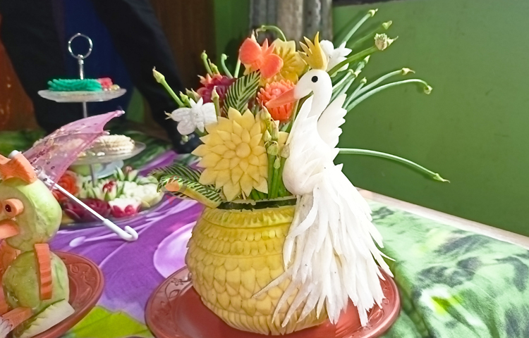 ২০১৮ সালে একটি ফেসবুক পেইজ খুলে সেখানে তার বিভিন্ন ফুড কার্ভিংয়ের ভিডিও আপলোড দিতে থাকেন। একপর্যায়ে ঢাকা, সিলেট, চট্টগ্রাম, কুমিল্লার পাশাপাশি বিভিন্ন জেলা থেকে তার অর্ডার আসা শুরু করে। এ থেকেই রীতিমতো রোজগার হওয়া শুরু হয় তার। বর্তমানে এই ফুড কার্ভিং থেকে তার প্রতিমাসে আয় এখন লাখ টাকা উপরে। ছবি: বিধান মজুমদার অনি