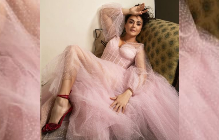 শেয়ার করা ছবিগুলোতে গোলাপি পোশাক ও লাল রংয়ের হিলে বেশ রহস্যময়ী লাগছিল প্রীতিকে।  ছবি: ইনস্টাগ্রাম