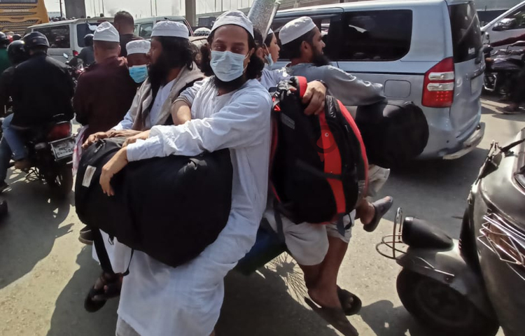 কোনো উপায় না পেয়ে অনেকে পিকআপ-বাইকে করে বাড়ি ফিরছেন। ছবি: মাহবুব আলম